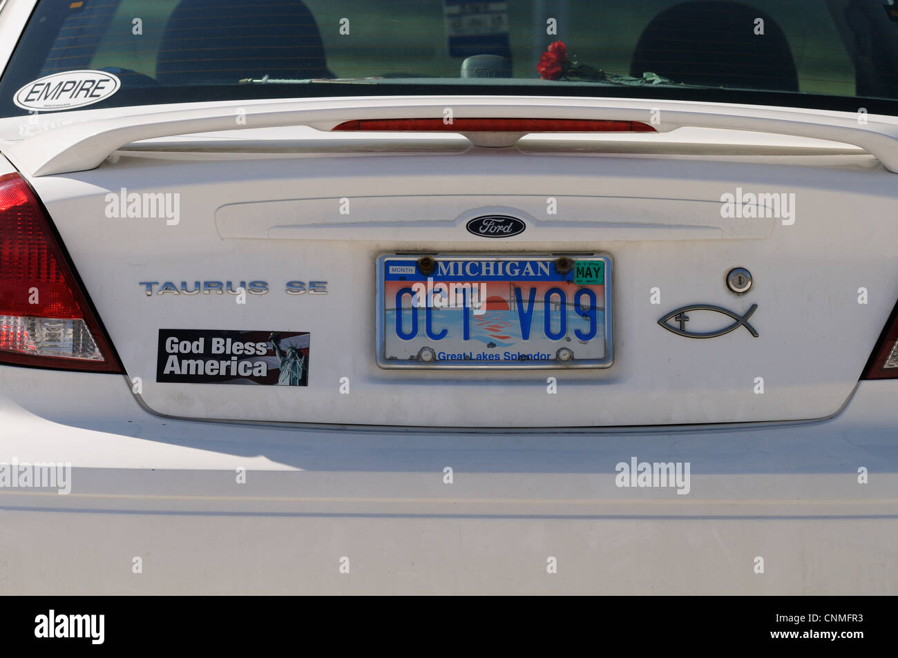 Zustand von Michigan Auto, Automobil, mit Nachrichten, Aufkleber und rote Blume auf einem Parkplatz im Fort De Soto Park, Florida, USA Stockfoto