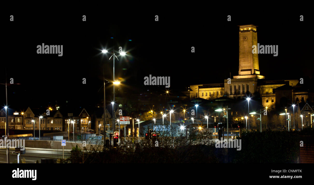 Newport Behördenviertel mit Crown Court in der Nacht. Stockfoto