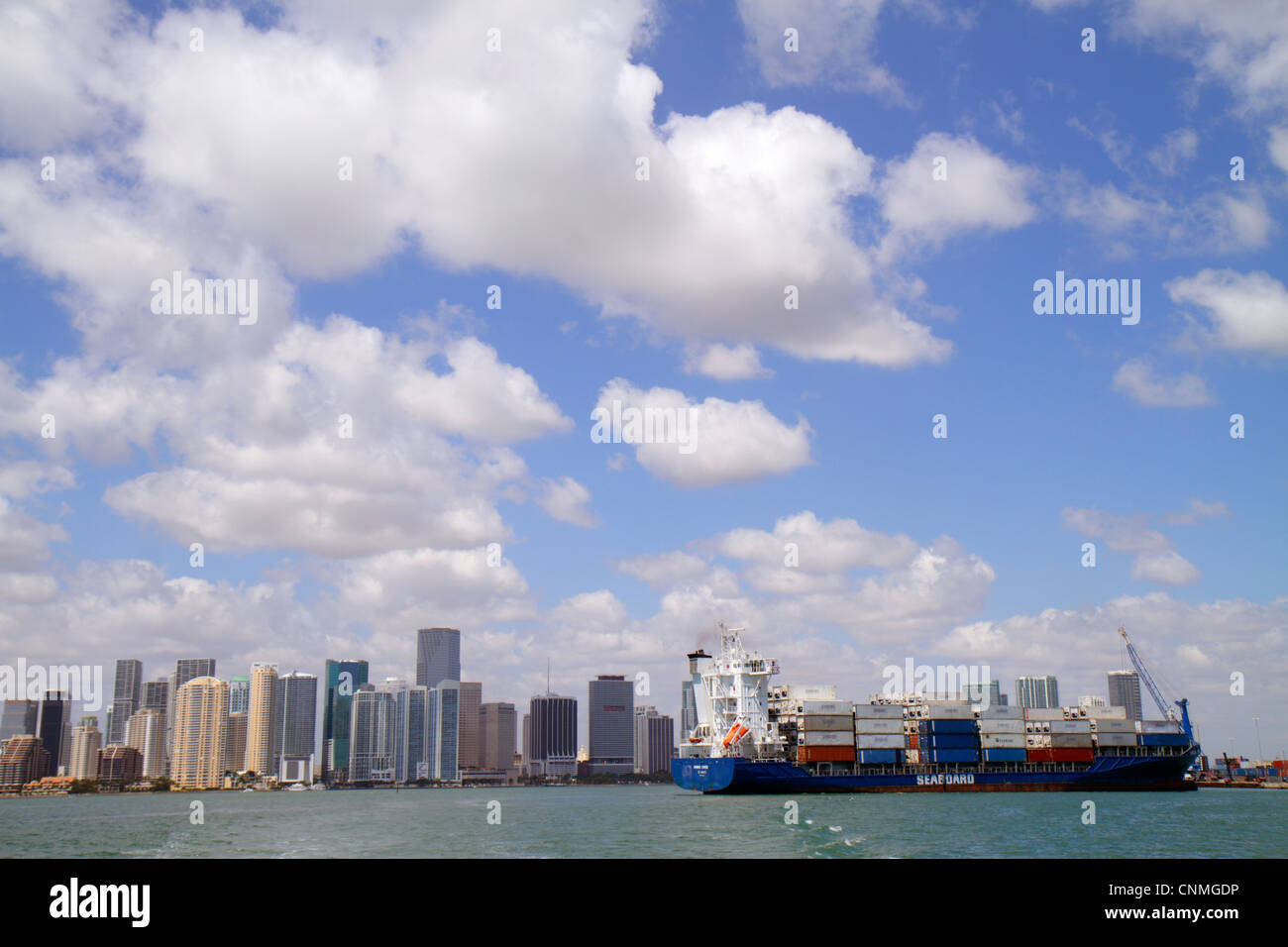 Miami Florida, Biscayne Bay, Hafen von Miami, Frachtschiff, Seaboard, Boot, Downtown City Skyline, Büro, Eigentumswohnung Wohnapartments Stockfoto