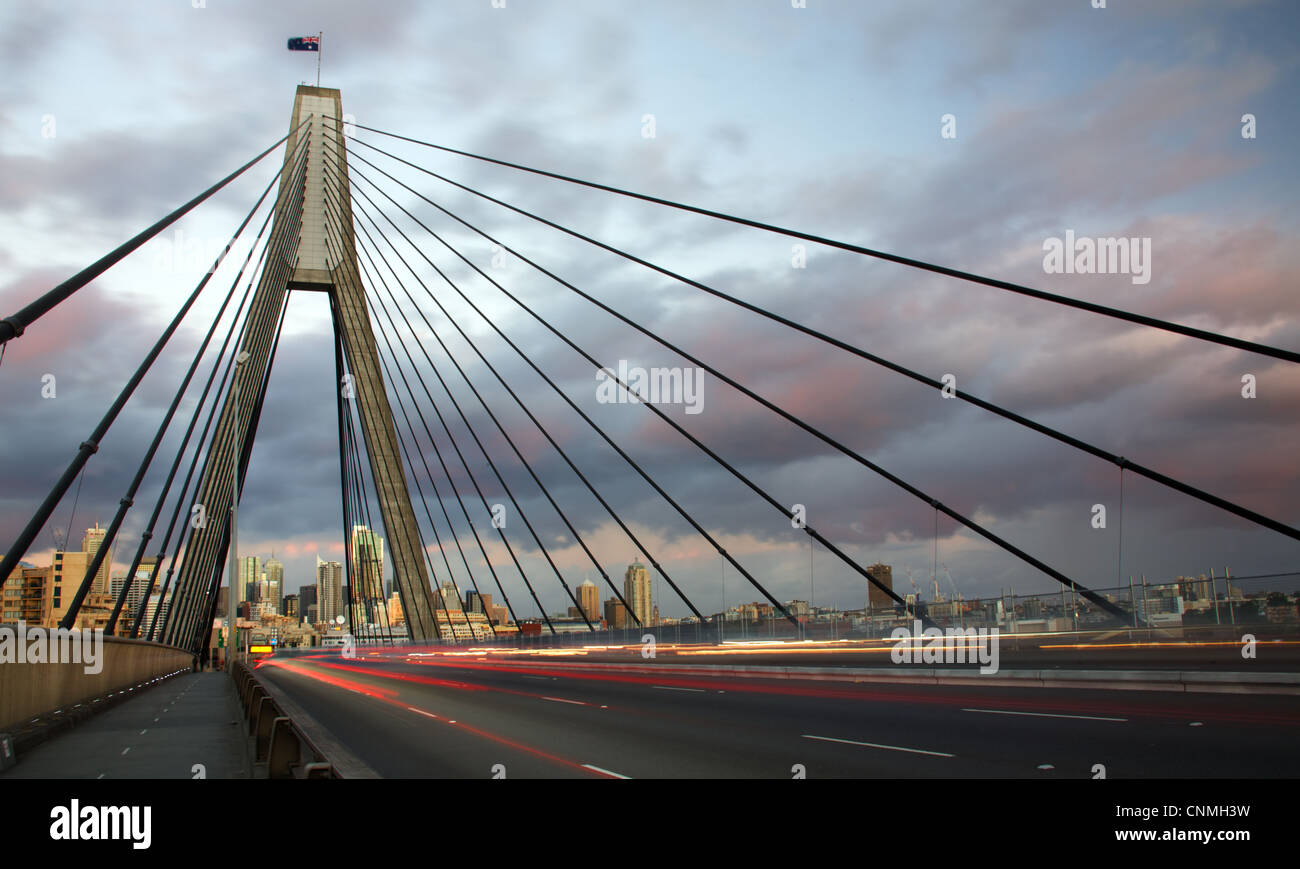 ANZAC Bridge in der Dämmerung Stockfoto