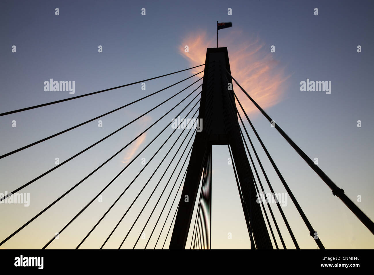 ANZAC Bridge in der Dämmerung Stockfoto