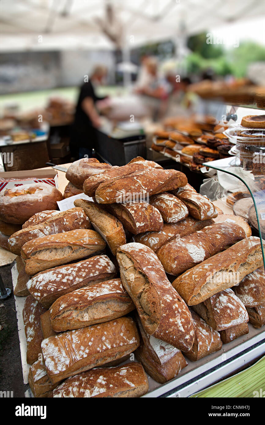 Artisan Brot zum Verkauf an Marktstand mit Menschen im Hintergrund, Frankreich Stockfoto