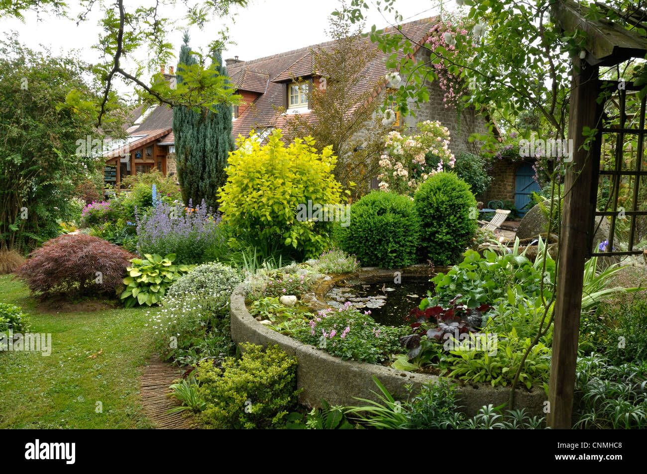 Private Garten - Herr & Mme Fleury, offen für die Öffentlichkeit im Juni (La Ferté Macé, Orne, Normandie, Frankreich). Stockfoto