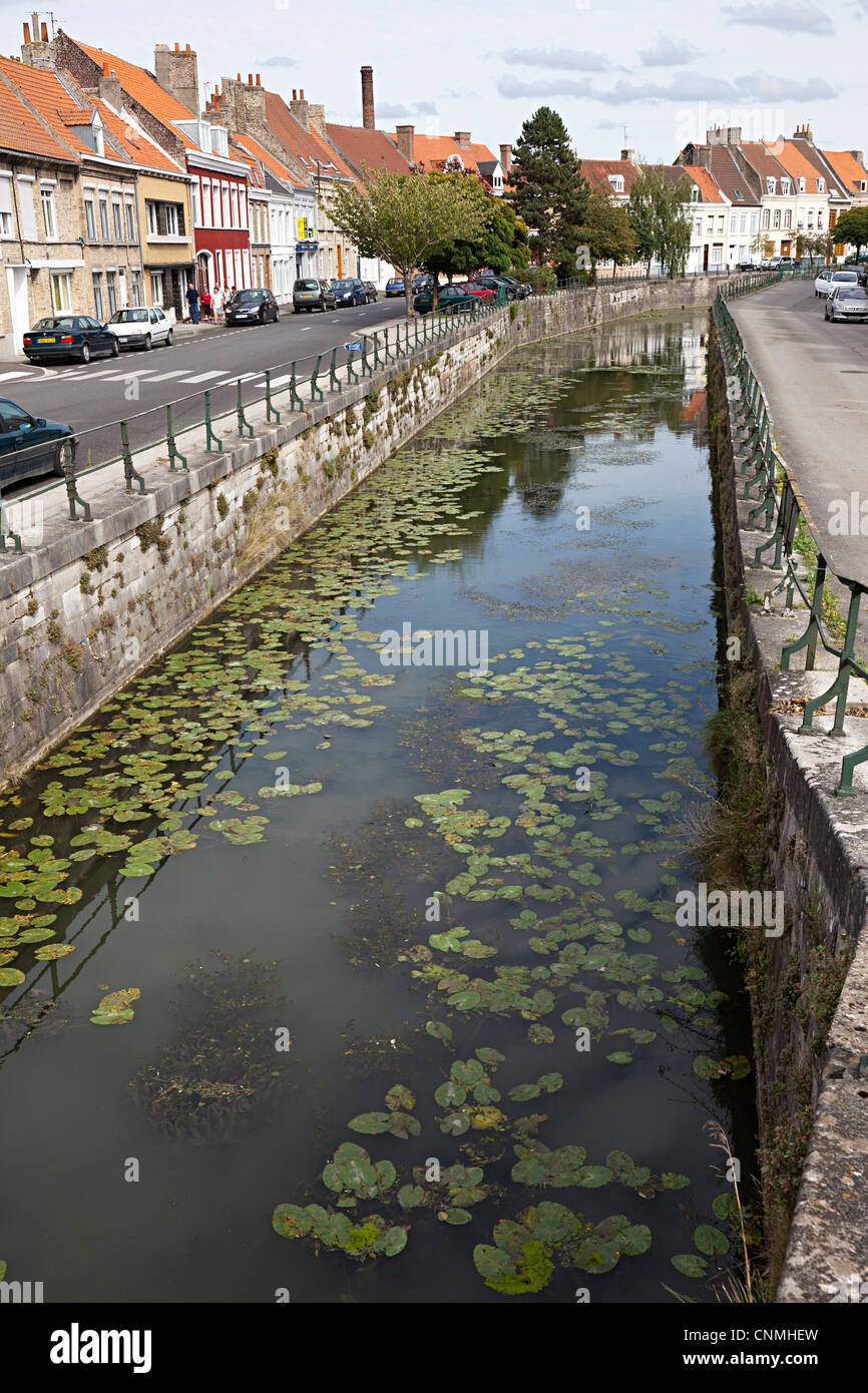 Fluss Colne kanalisiert durch Stadt Bergues erstelle ich Abwehrkräfte, Nord, Frankreich Stockfoto