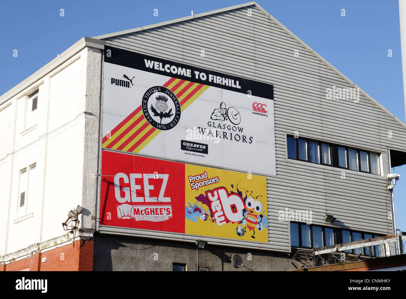 Werbetafeln auf Firhill Stadium, dem Heimstadion des Partick Thistle Football Club, Glasgow, Schottland, Großbritannien Stockfoto