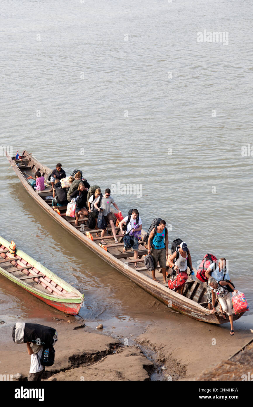 Touristen kommen aus Thailand und Demontage auf dem Festland in Laos.  Touristes Venant de Thaïlande et Débarquant au Laos. Stockfoto