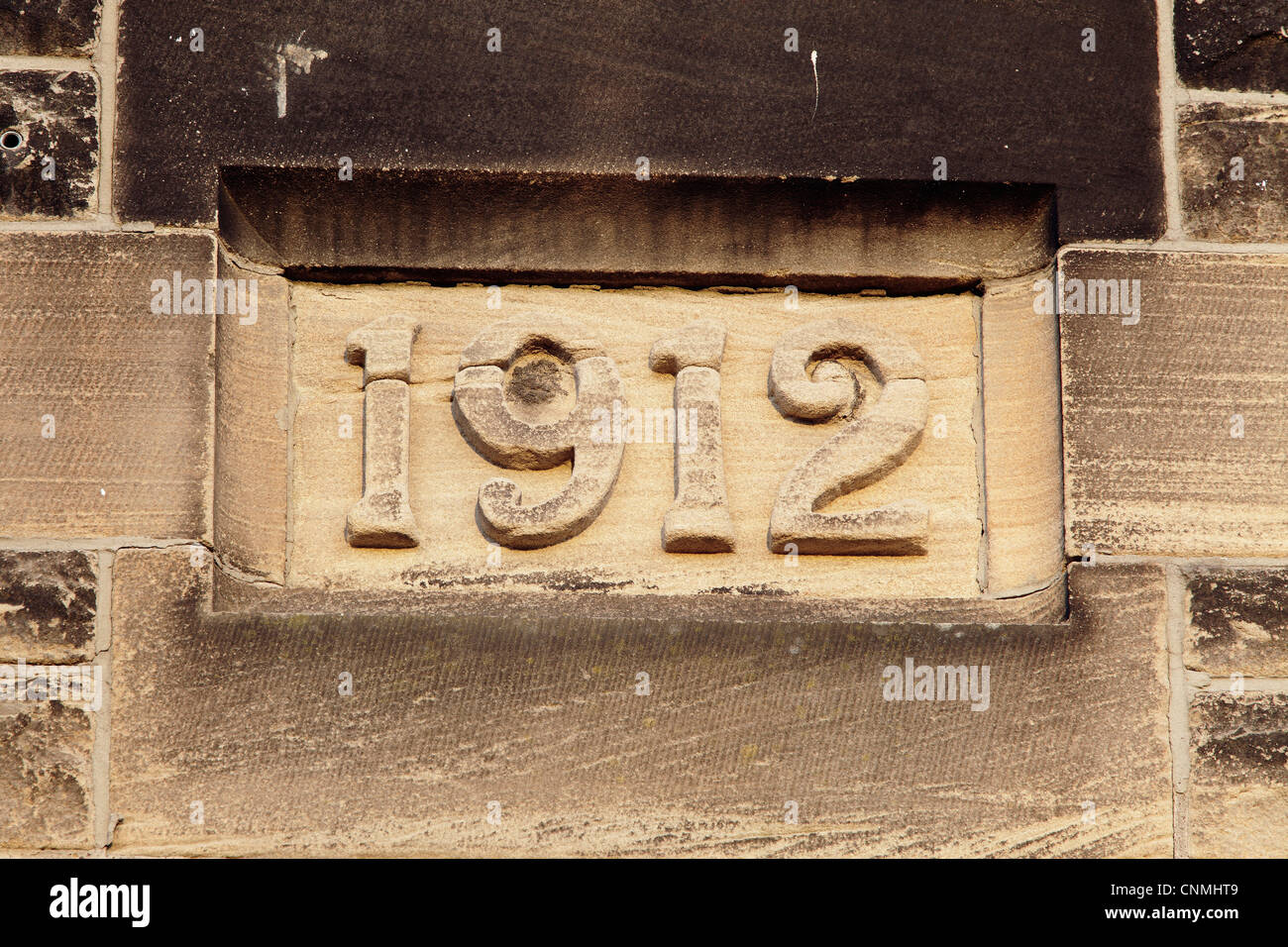 Jahr 1912 in Stein gemeißelt an der Außenwand eines Gebäudes, Großbritannien Stockfoto