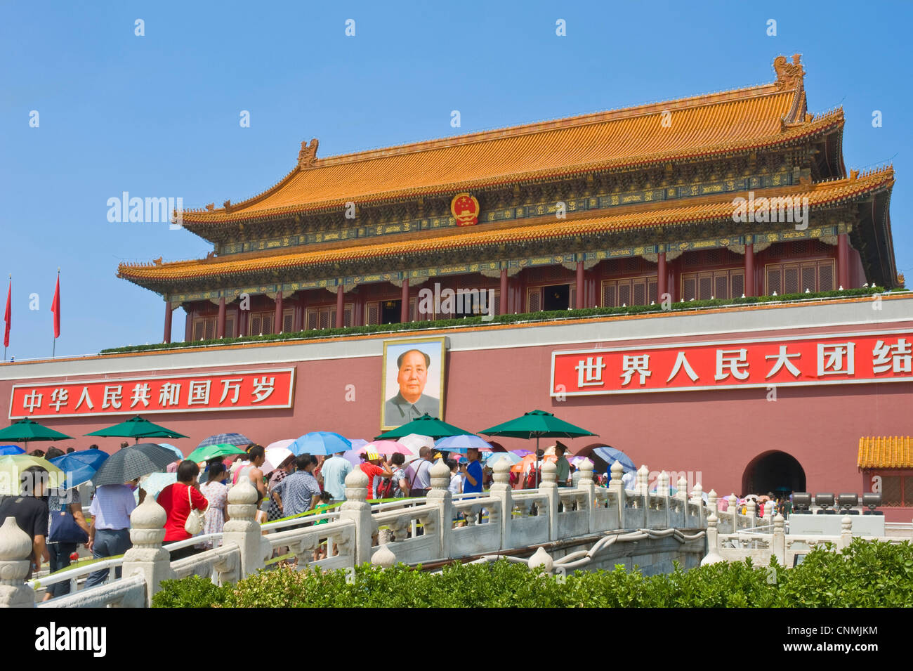 Tiananmen-Tor (Tor des himmlischen Friedens) - der Haupteingang in die Verbotene Stadt mit Massen von Touristen betreten. Stockfoto