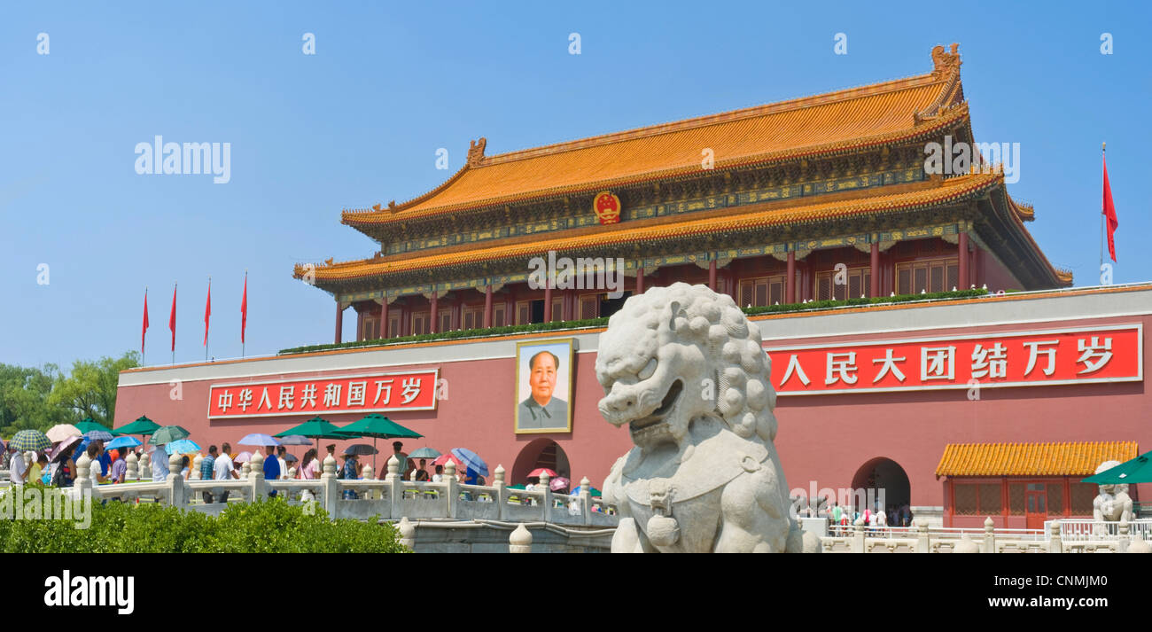 2 Bild Stich Panorama des Tiananmen-Tor, der Eingang in die Verbotene Stadt mit Massen von Touristen betreten. Stockfoto