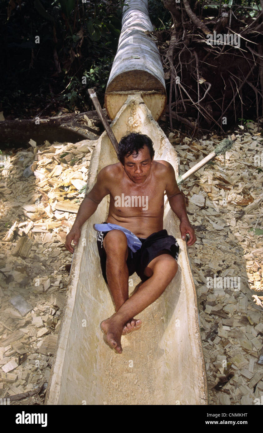 Mann, der eine Einbaum Kanu aus einem einzigen Baum. In der Nähe von Loreto Provinz Tamishiyaco, Amazonas, Peru. Stockfoto