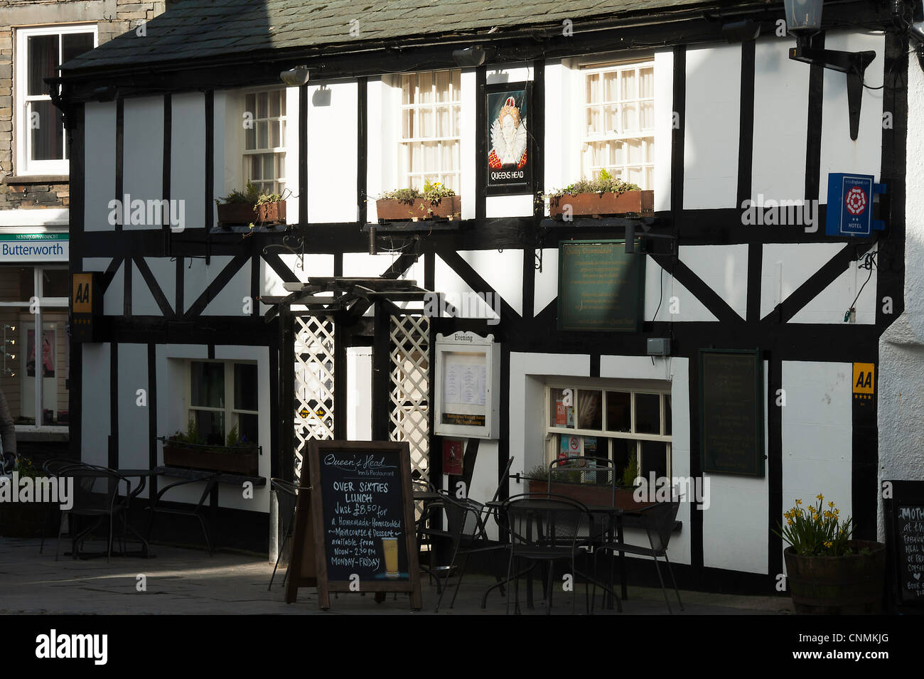 Queens Head Hotel Bar und Restaurant im Lake District National Park Hawkshead Dorf Cumbria England Vereinigtes Königreich UK Stockfoto