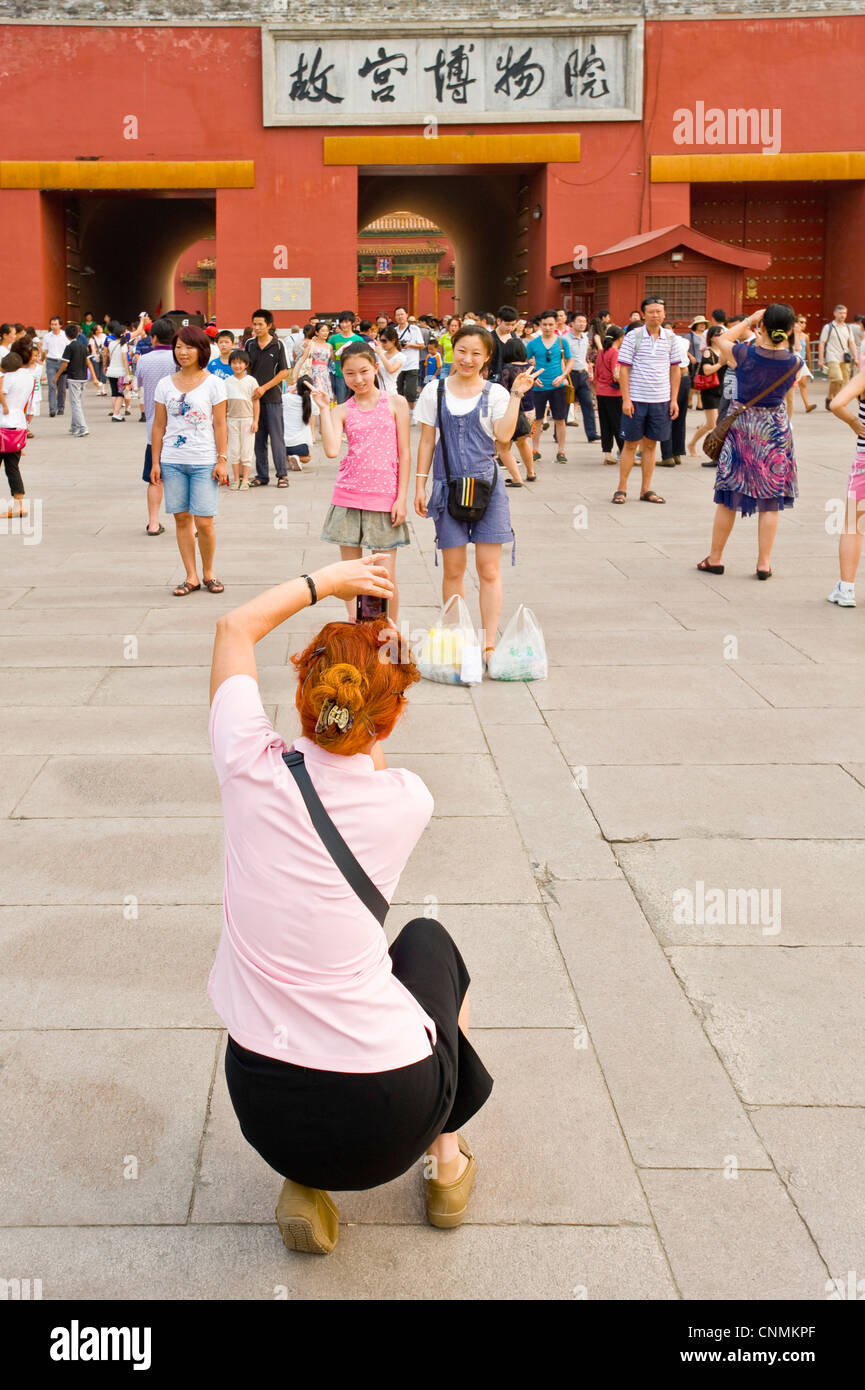 Touristen fotografieren von einander vor dem Tor der göttlichen Fähigkeiten (Hauptausgang) der verbotenen Stadt. Stockfoto