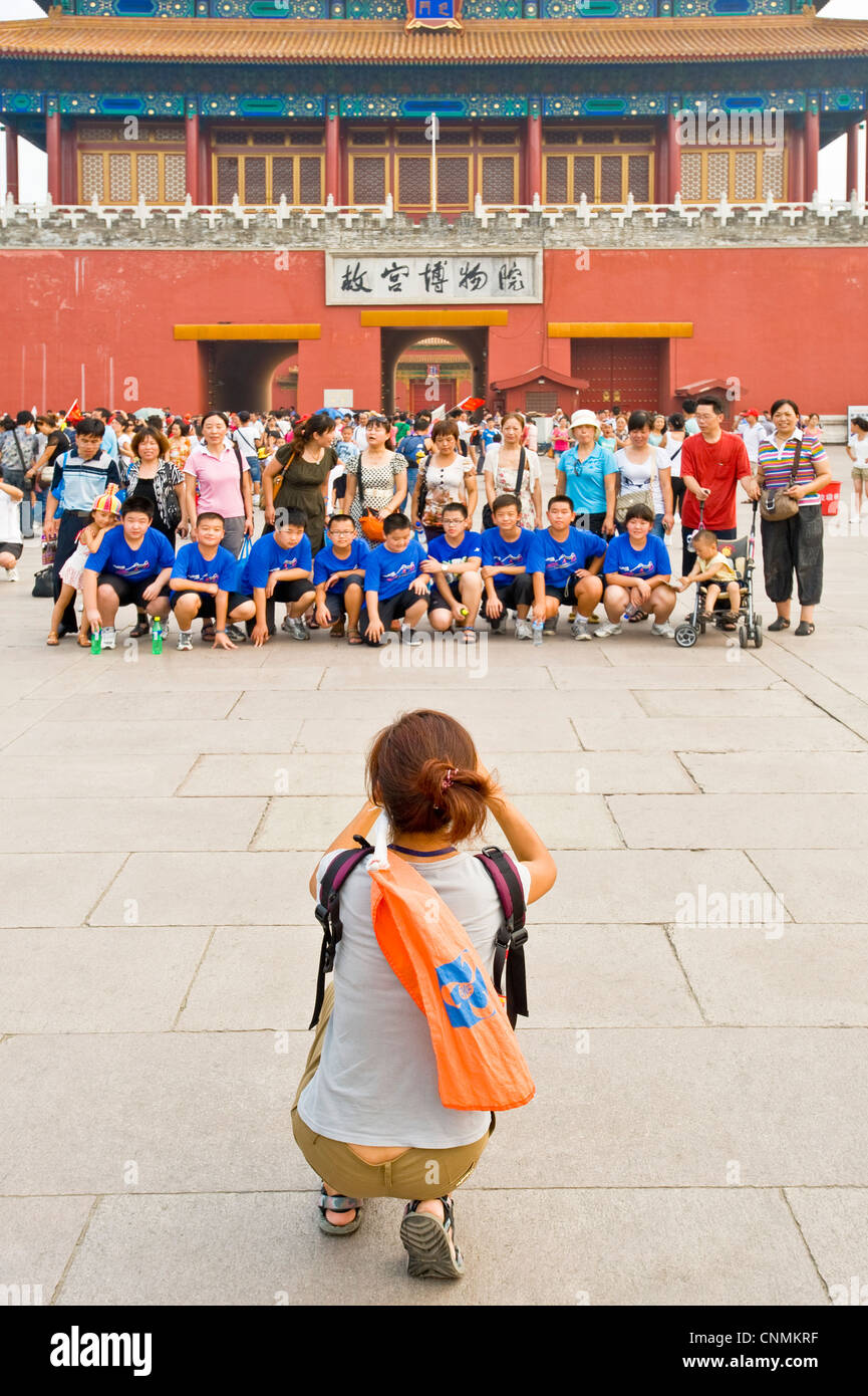 Touristen fotografieren von einander vor dem Tor der göttlichen Fähigkeiten (Hauptausgang) der verbotenen Stadt. Stockfoto