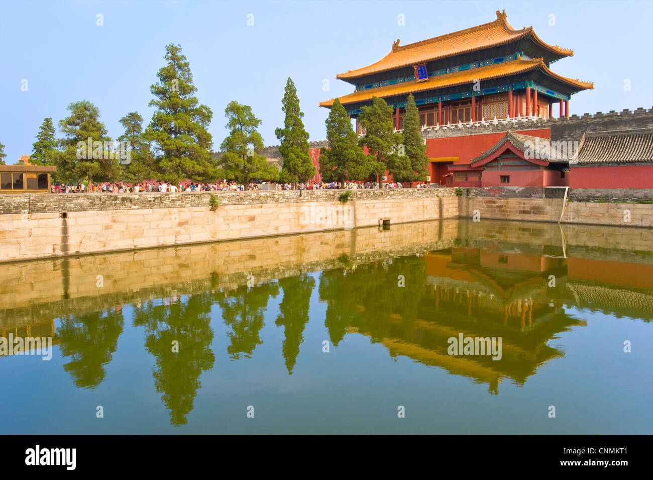 Das Tor der göttlichen Fähigkeiten spiegeln sich in den Palast Graben (Tongzi He), die der verbotenen Stadt in Peking umgibt. Stockfoto