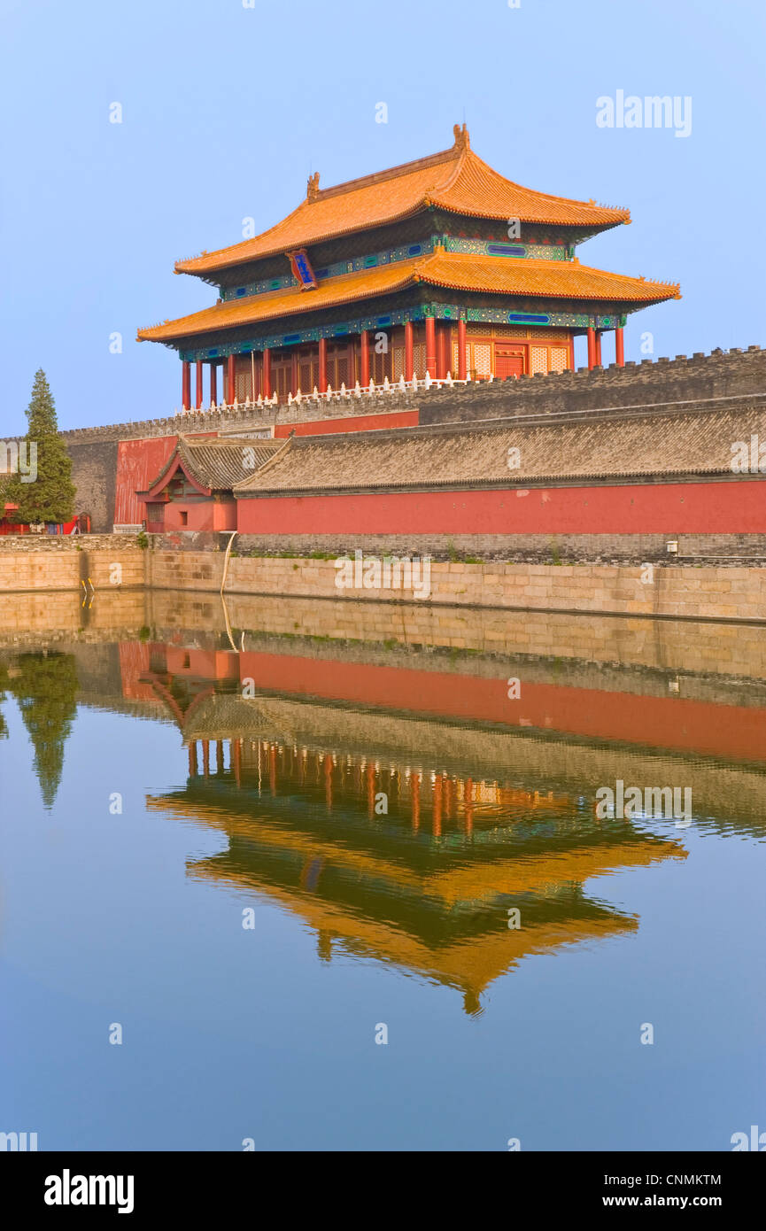 Das Tor der göttlichen Fähigkeiten spiegeln sich in den Palast Graben (Tongzi He), die der verbotenen Stadt in Peking umgibt. Stockfoto