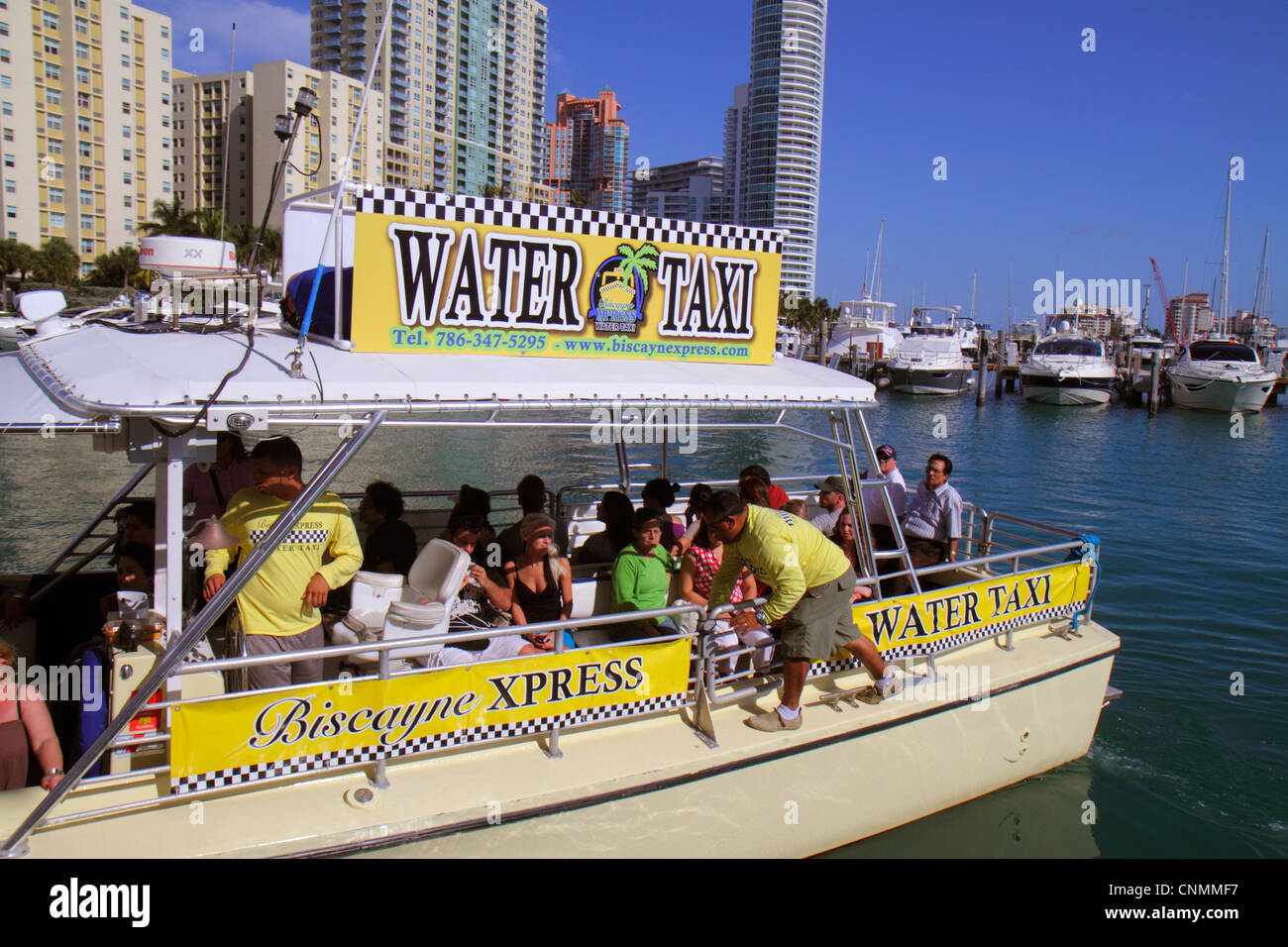 Miami Beach Florida, Biscayne Bay, Miami Beach, Marina, Hochhaus, Wohngebäude, Skyline der Stadt, Biscayne Xpress Wassertaxi, Taxis, Passagiere Stockfoto