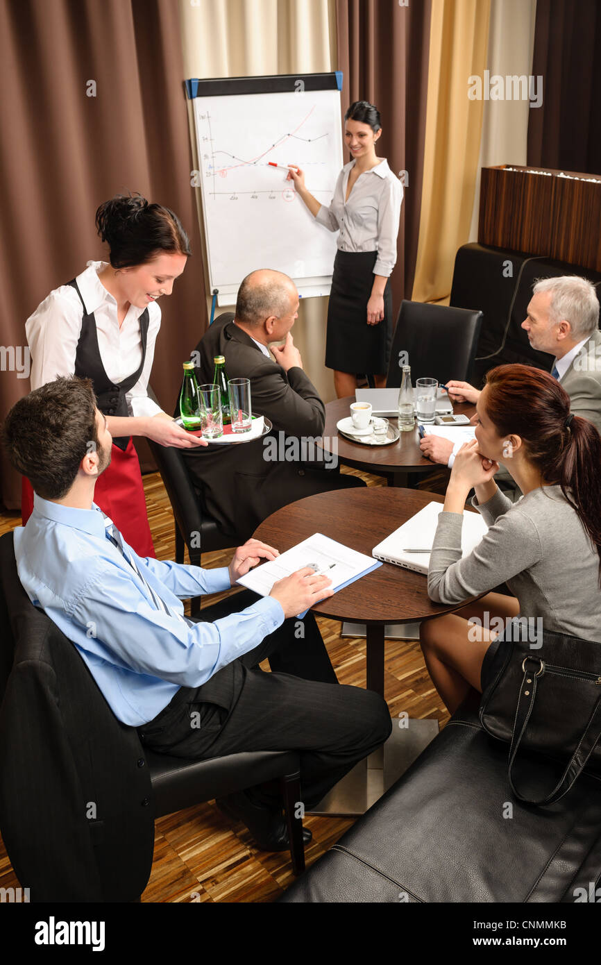 Kellnerin, die Menschen bei Geschäftstreffen Flipchart Präsentation dienen Stockfoto