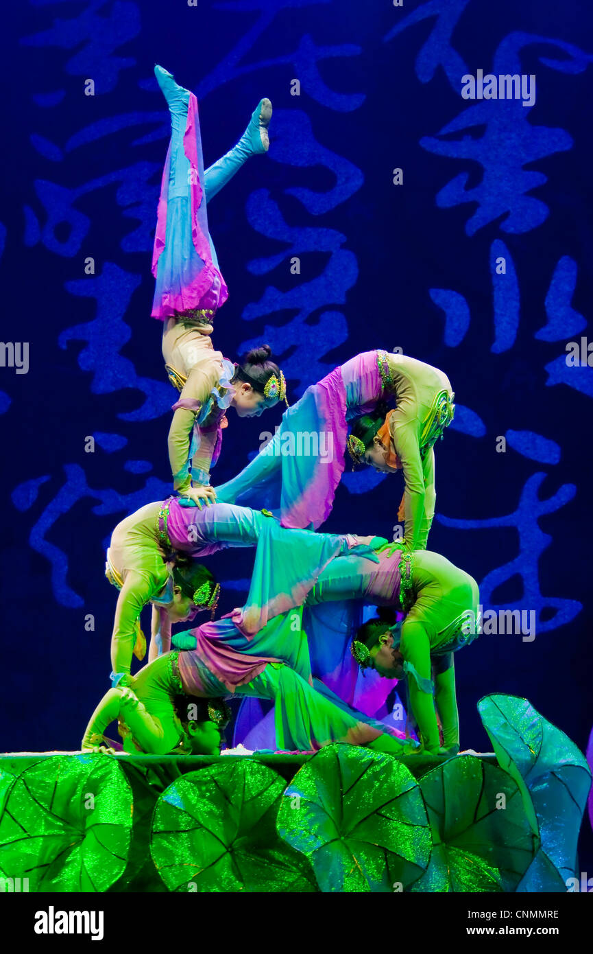 Eines der Handlungen auf atemberaubende akrobatische Chaoyang Theater in Peking. Stockfoto