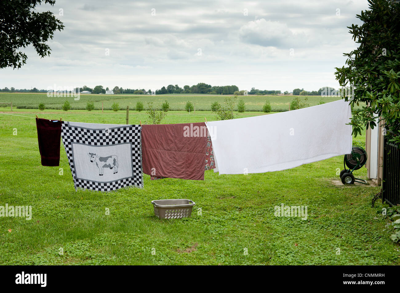 Bettwäsche hängt an einer Wäscheleine auf einer Farm in Maryland Stockfoto