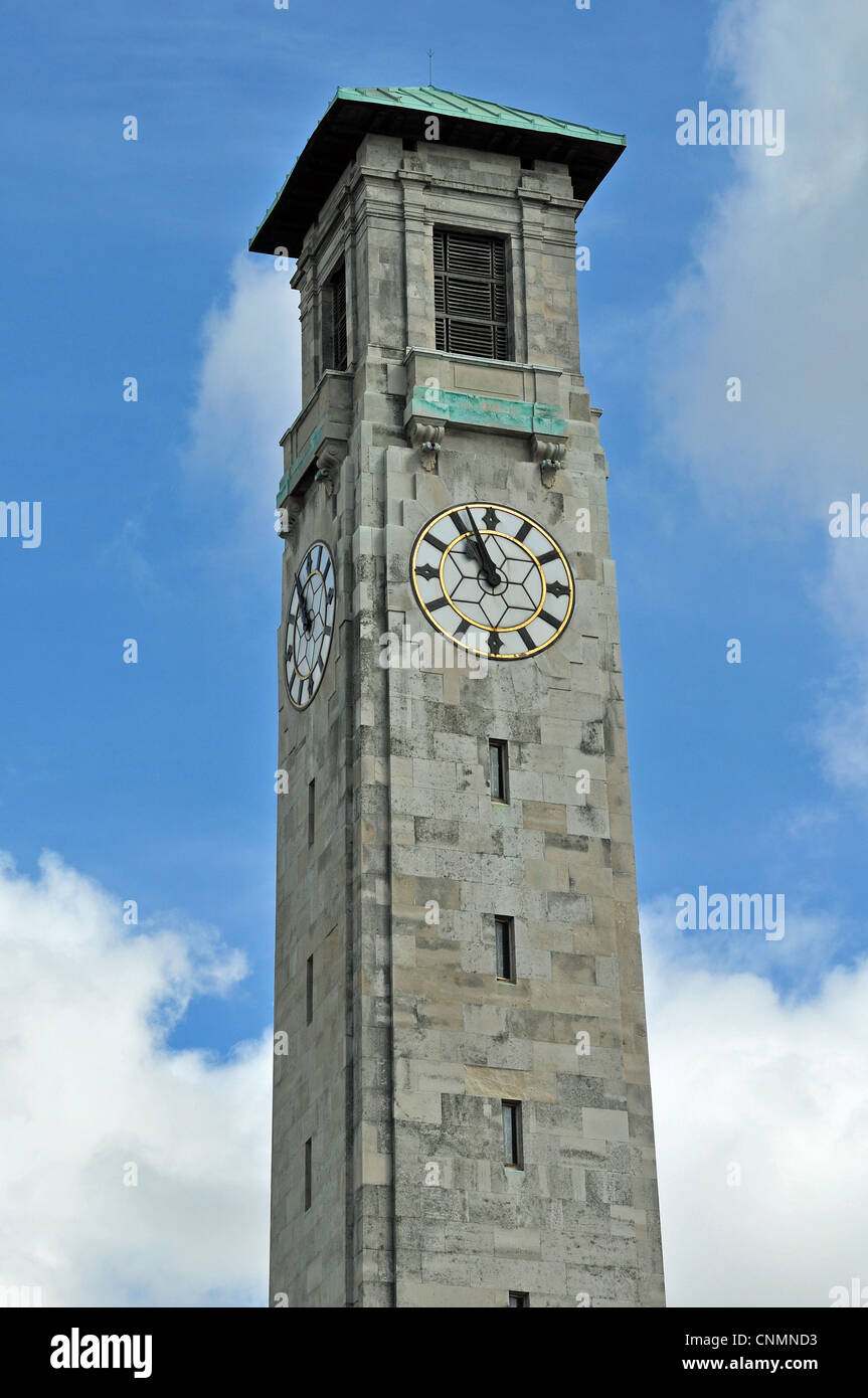 Der Stein Uhrturm des Civic Centre in Southampton, Hampshire, England, mit blauem Himmel und Wolken hinter. Stockfoto
