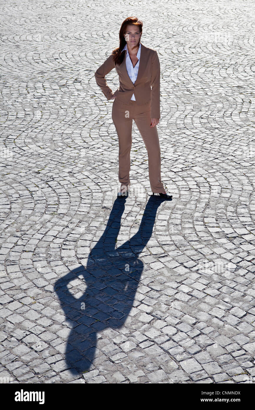 Geschäftsfrau, stehend auf gepflasterten Straße Stockfoto