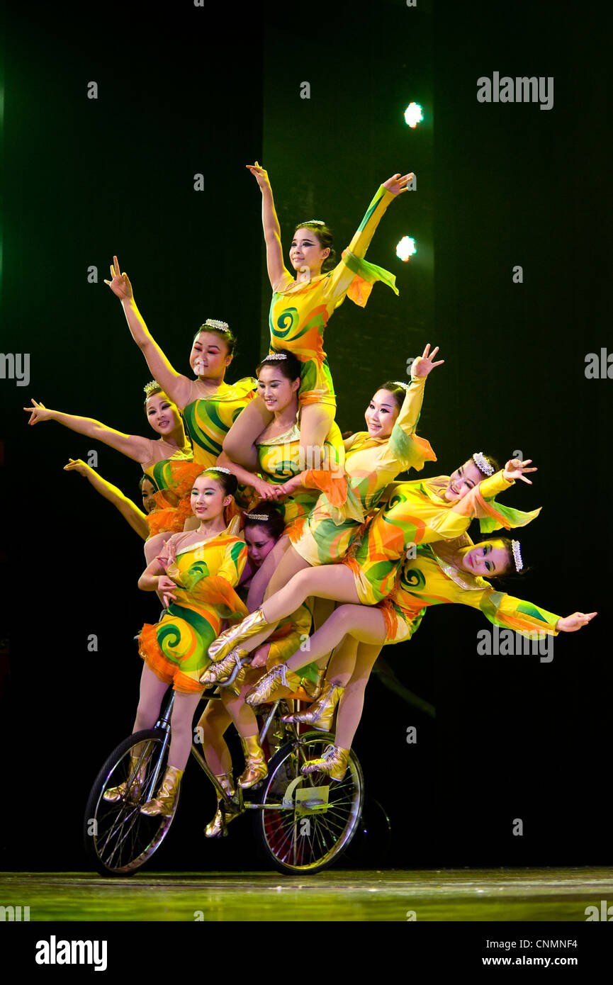 Eines der Handlungen auf atemberaubende akrobatische Chaoyang Theater in Peking. Stockfoto