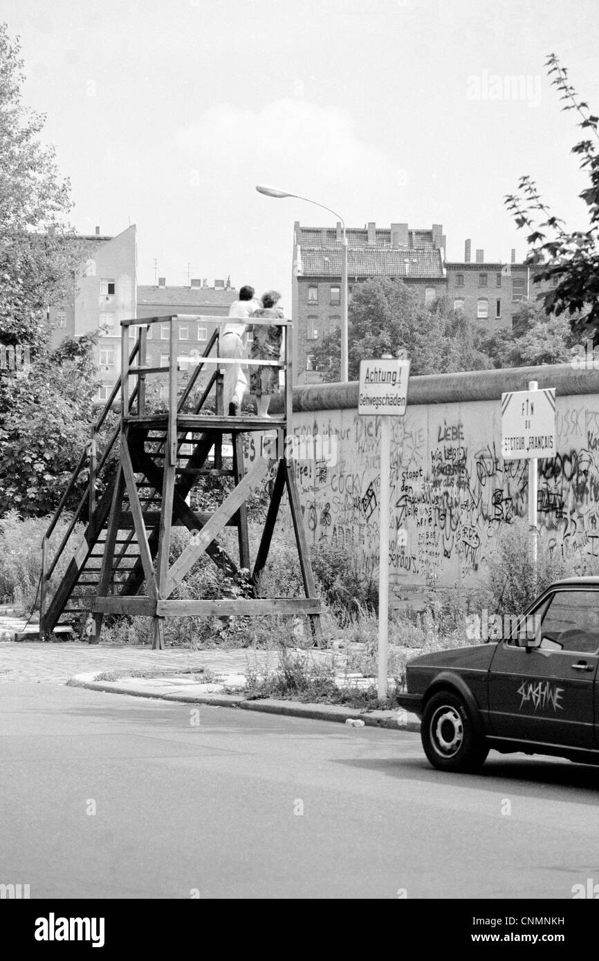 Die Berliner Mauer an der Bernauer Straße Paltform anzeigen Stockfoto