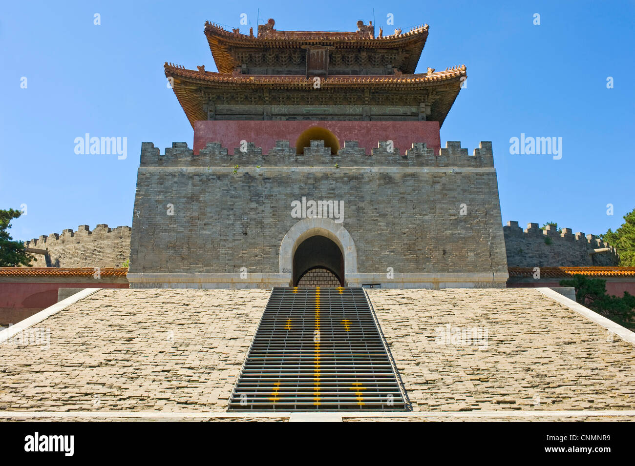 Außenansicht des Grabes von Kaiser Qianlong in den östlichen Qing-Gräbern. Stockfoto