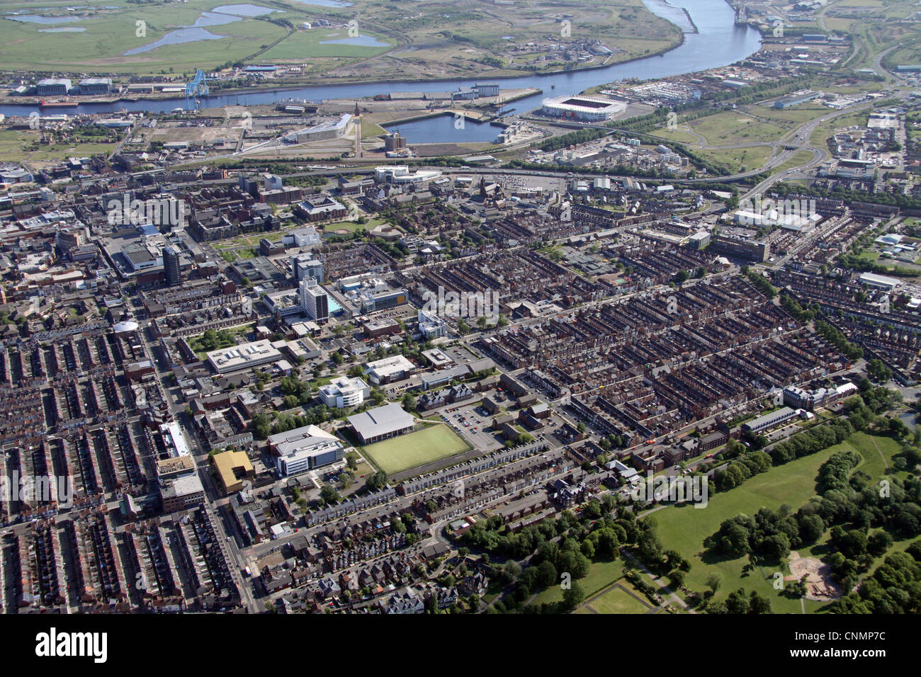 Luftaufnahme der Stadt Middlesbrough und des Flusses Tees und der Teesside University prominent Stockfoto