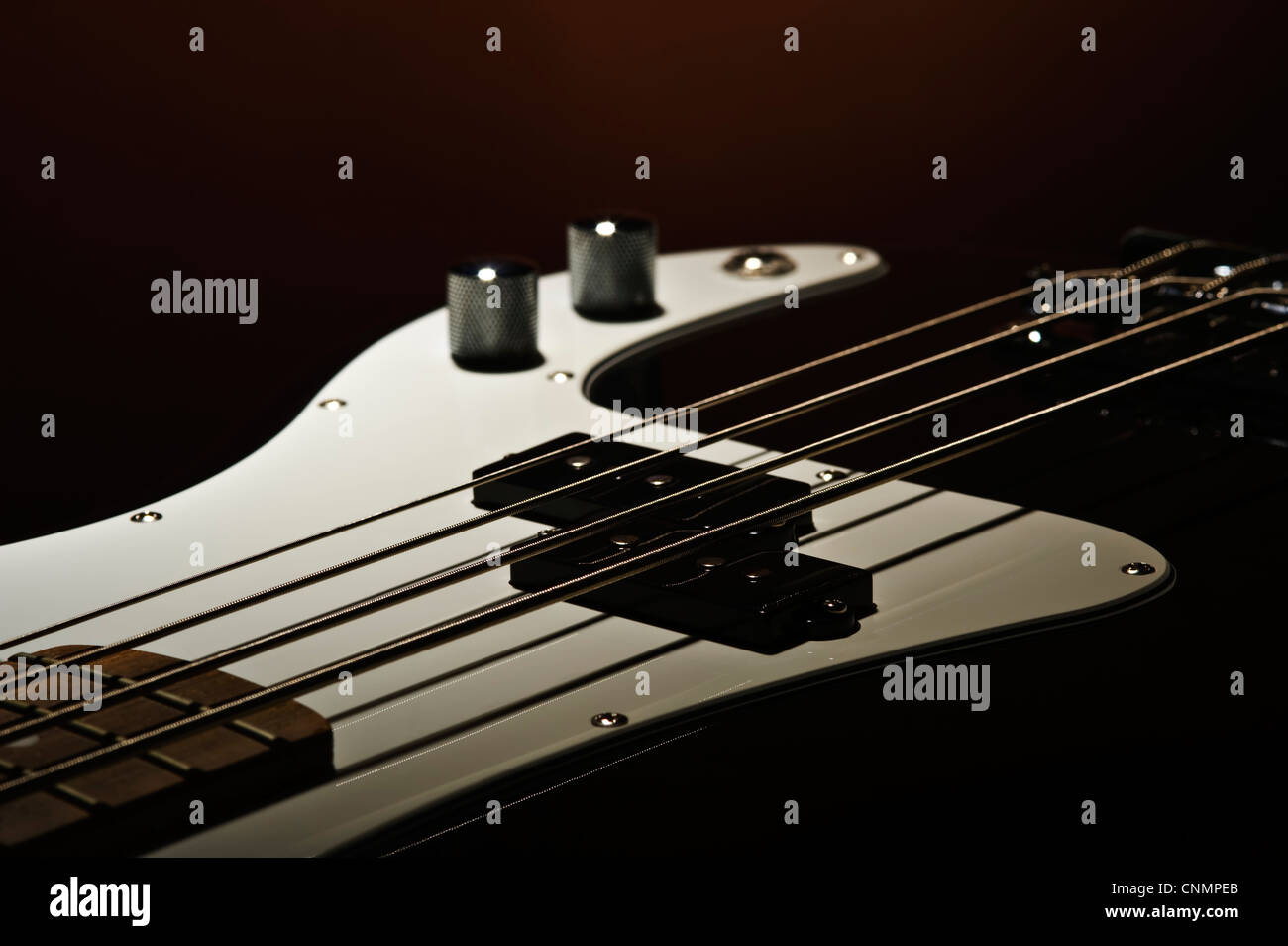 Körper der Basis Gitarre mit braunem Hintergrund Stockfoto