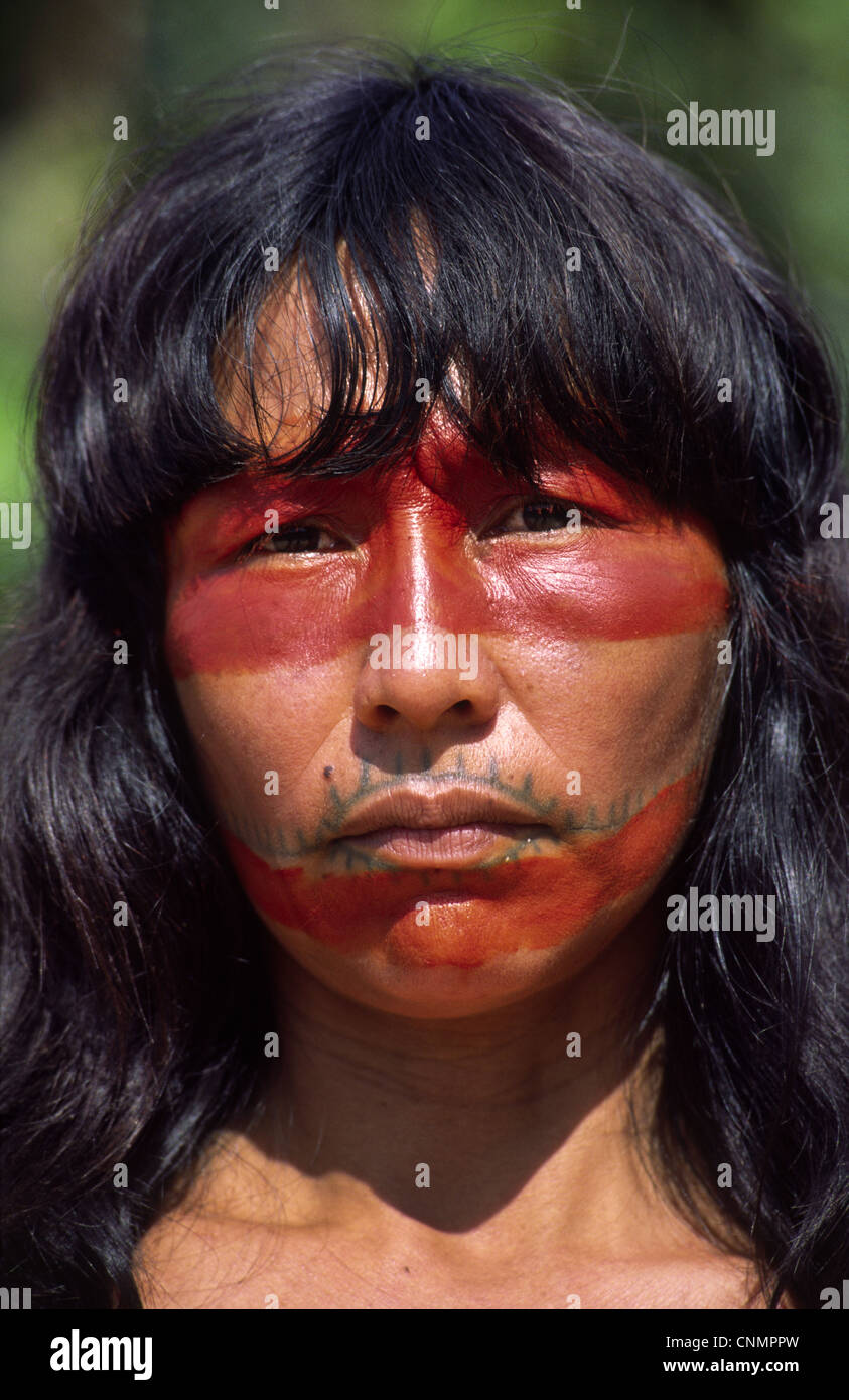 Matsés Frau mit Stammes-Gesichts-Tattoo und Malerei. Chobayacu Fluss, Provinz Loreto, Peru. Stockfoto