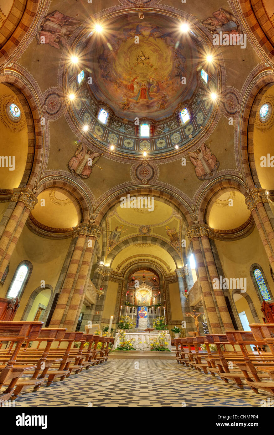 Vertikal ausgerichtete Bild der Madonna Moretta katholische Kirche Innenansicht in Alba, Norditalien. Stockfoto