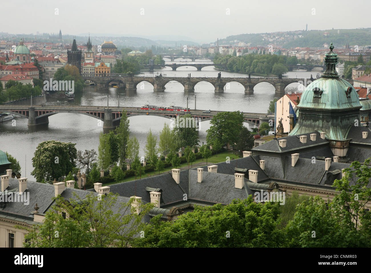 Panoramablick über die Brücken über die Moldau in Prag, Tschechien. Stockfoto