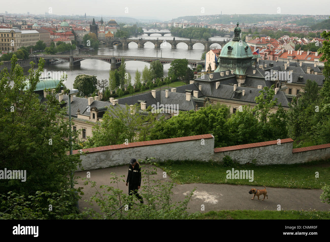 Panoramablick über die Brücken über die Moldau in Prag, Tschechien. Stockfoto