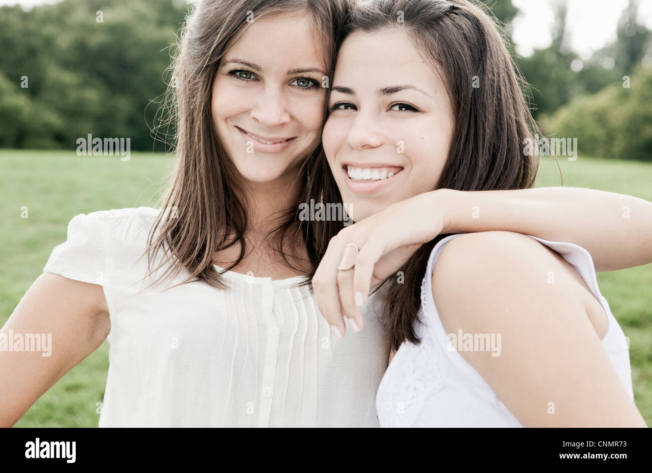 Lächelnde Frauen umarmen im freien Stockfoto