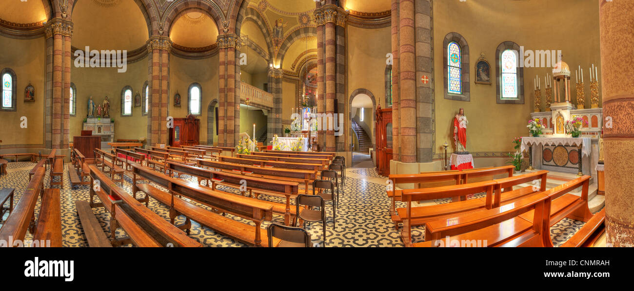Panorama Innenansicht der katholischen Kirche der Madonna Moretta in Alba, Norditalien. Stockfoto