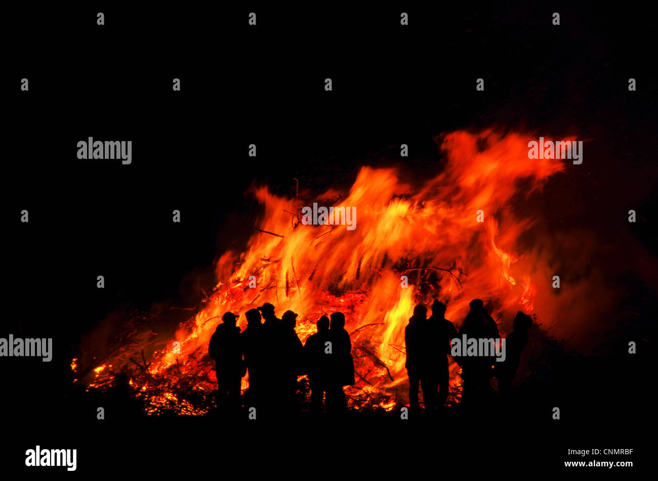 Hexenfeuer - Walpurgisnacht Lagerfeuer 103 Stockfoto