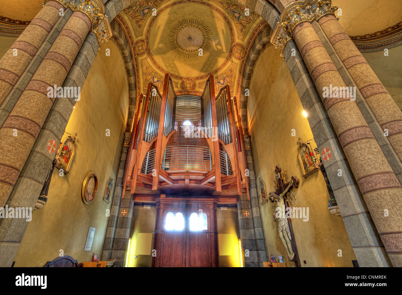 Blick auf Orgel in Madonna Moretta katholische Kirche in Alba, Norditalien. Stockfoto