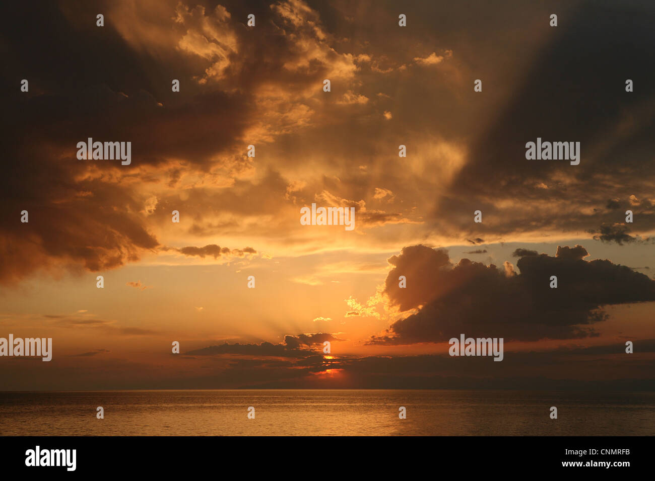 Sonnenuntergang über Issyk-Kul-See, Kirgisistan. Stockfoto