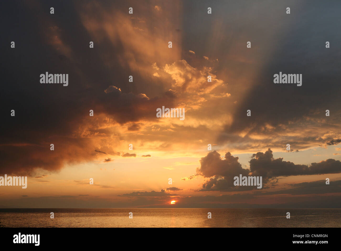 Sonnenuntergang über Issyk-Kul-See, Kirgisistan. Stockfoto