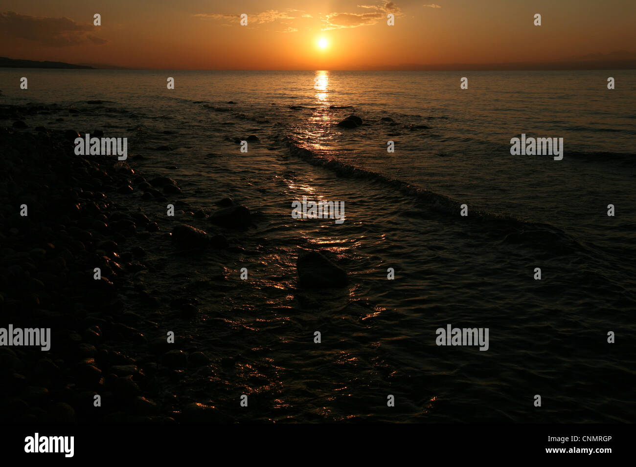 Sonnenuntergang über Issyk-Kul-See, Kirgisistan. Stockfoto