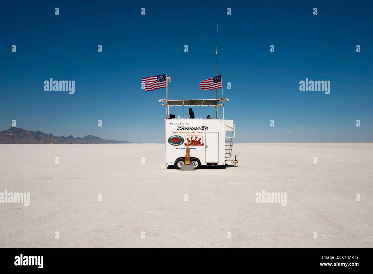 Bonneville Salt Flats Geschwindigkeit Woche Retro-motor-Bike-Rennen in den USA, Hot-Rod-Kontrollturm auf weißen Salz Wohnungen Sternenbanner Stockfoto