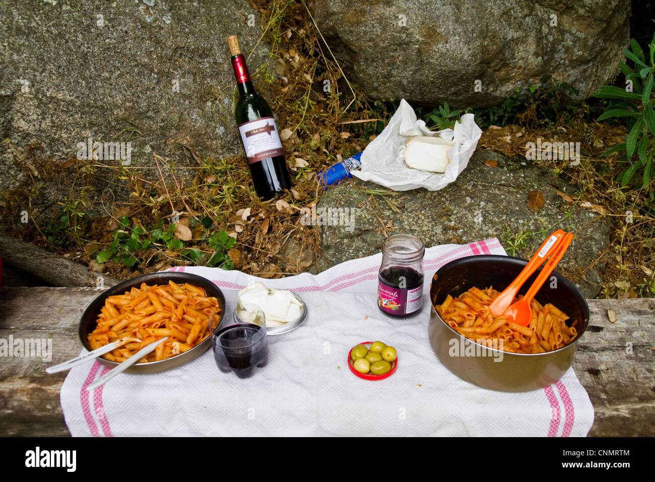 Ein einfaches camping Abendessen für zwei Personen Stockfoto