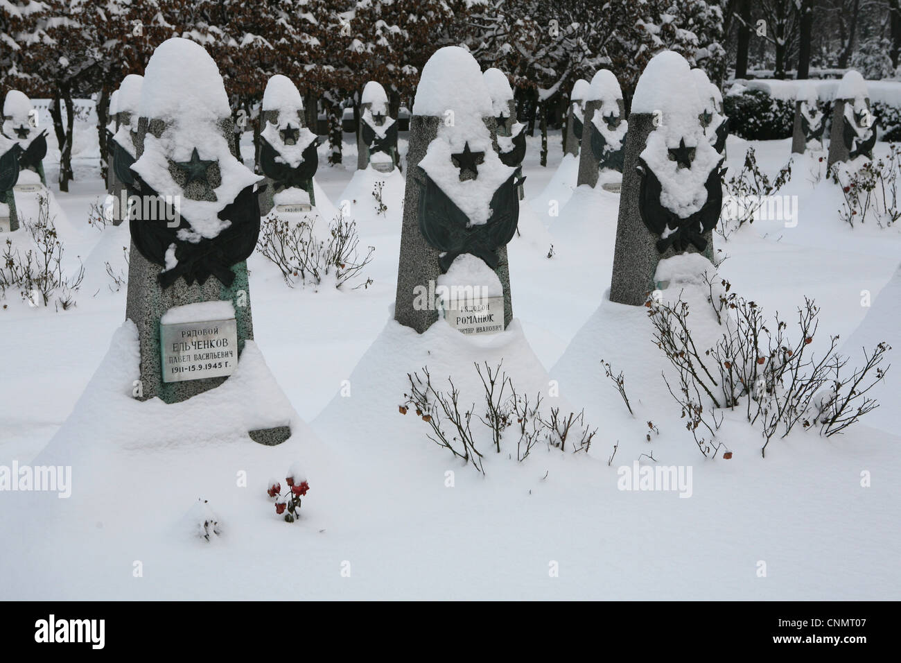 Sowjetisches Kriegsdenkmal auf dem Friedhof Olšany in Prag, Tschechische Republik. Hier sind sowjetische Soldaten begraben, die in den letzten Tagen des Zweiten Weltkriegs gefallen sind. Stockfoto