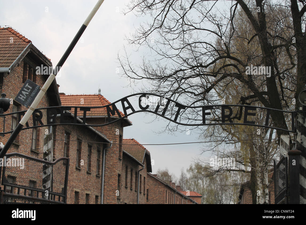 Arbeit Macht Frei erscheint über dem Eingang in Auschwitz in Polen. Stockfoto