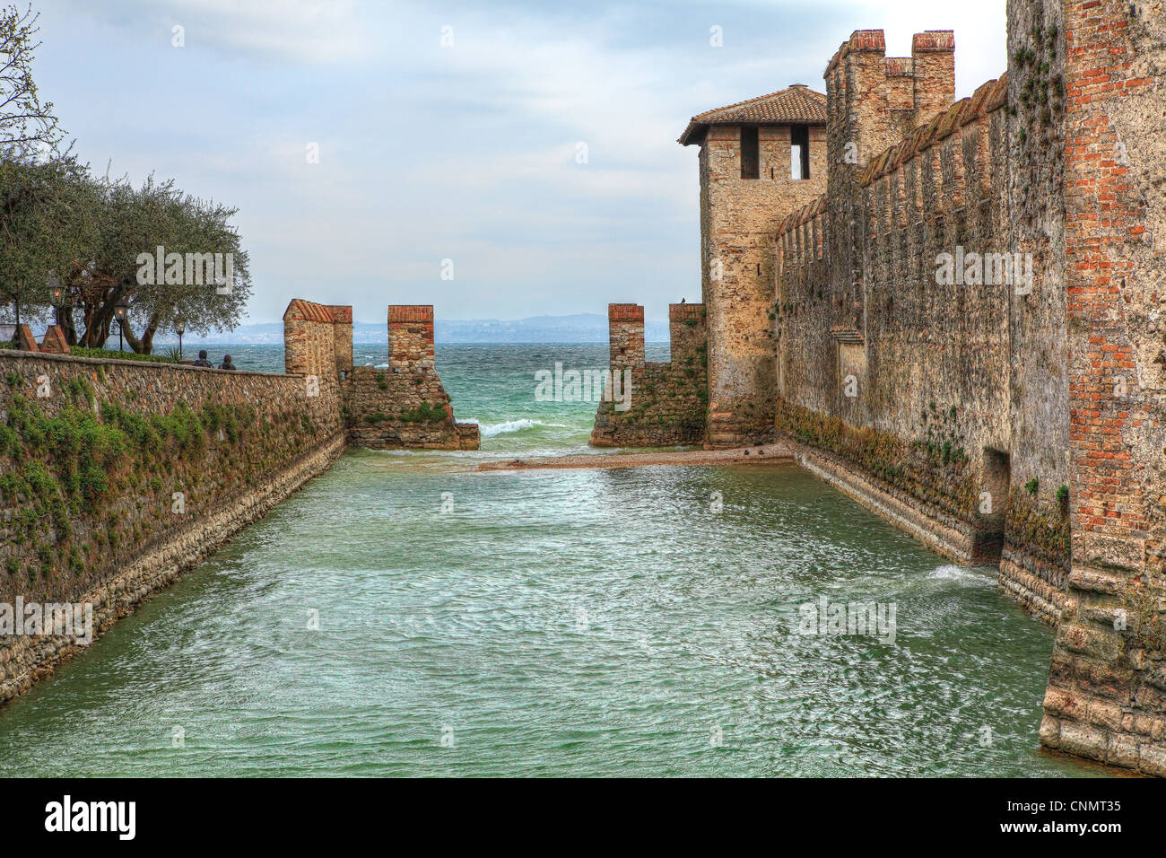 Alten Mauern der mittelalterlichen Burg am Gardasee in Sirmione, Norditalien. Stockfoto