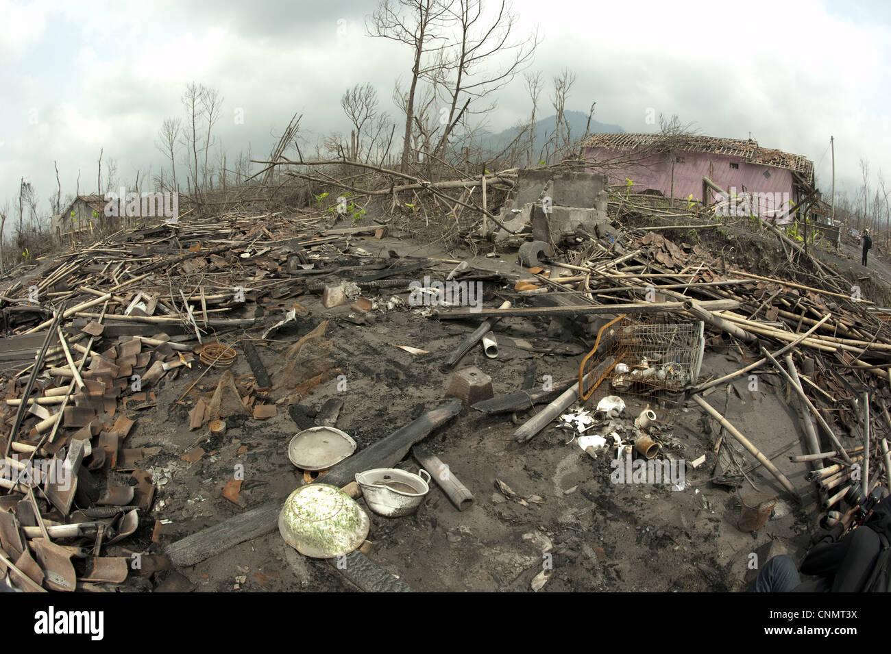 Asche bedeckt Schutt tote Bäume beschädigt Haus den letzten Vulkanausbruch Umbulharjo Cangkringan Mount Merapi Zentral-Java Indonesien Stockfoto