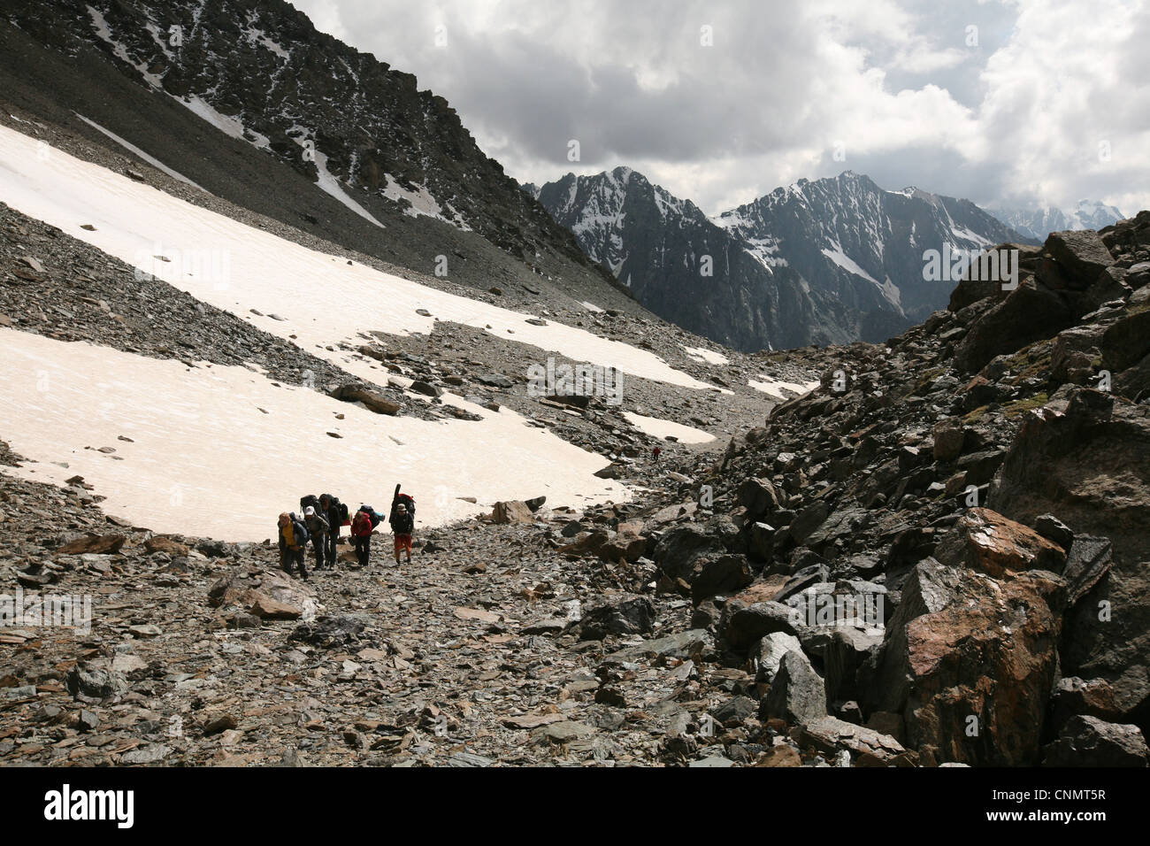 Wanderer erklimmen Telety Bergpass (3.759 m) im Terskey Ala-Too Gebirge im Tian Shan, Kirgisistan. Stockfoto