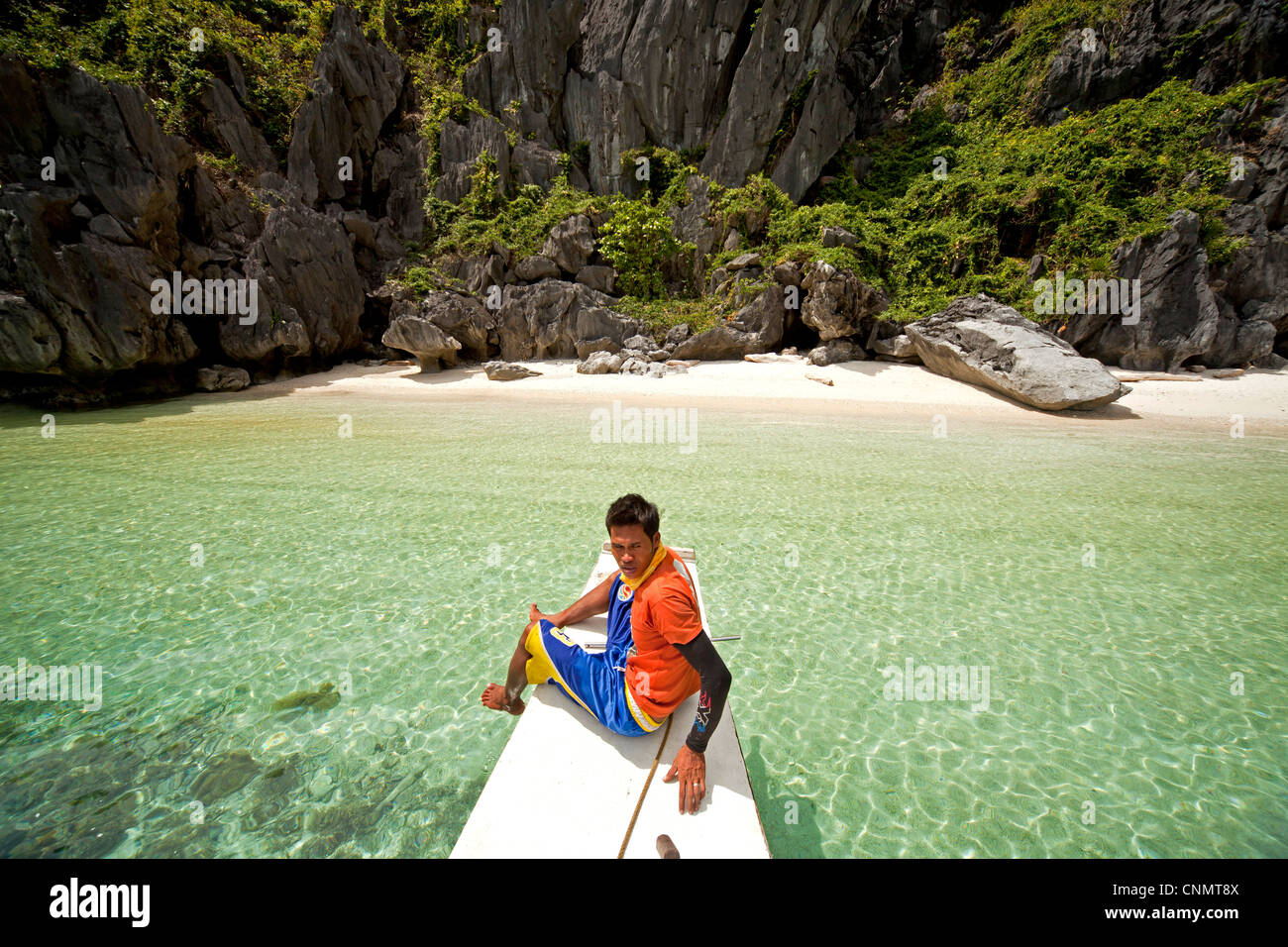 Auslegerboot nähert sich der steile Limestone Coast Tapiutan Insel Bacuit Archipels, El Nido, Palawan, Stockfoto