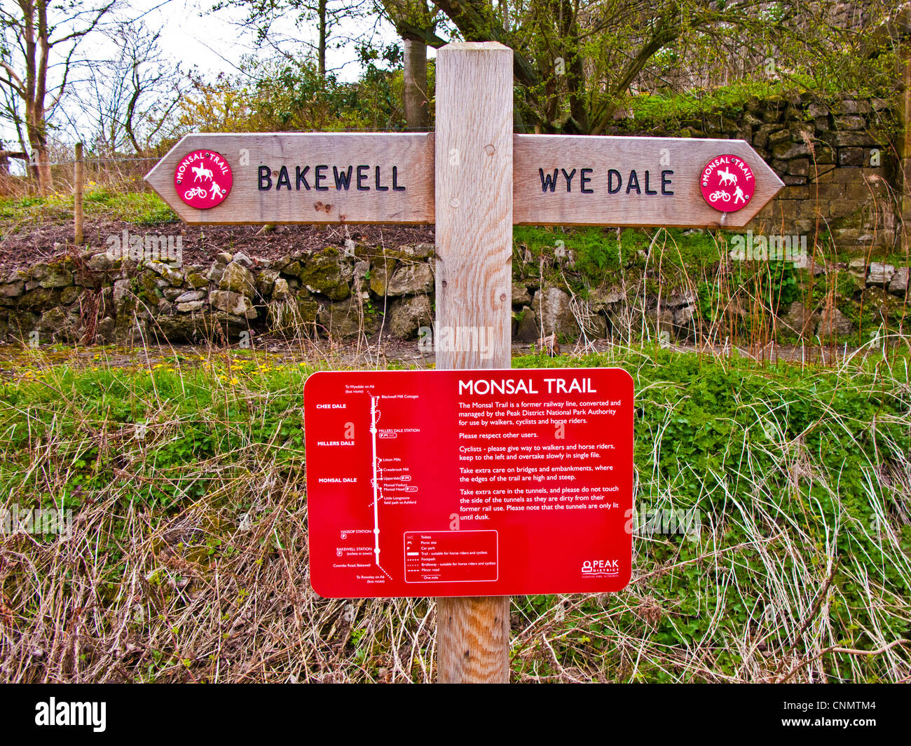 Monsal Trail Wegweiser mit Informationen, Derbyshire Stockfoto